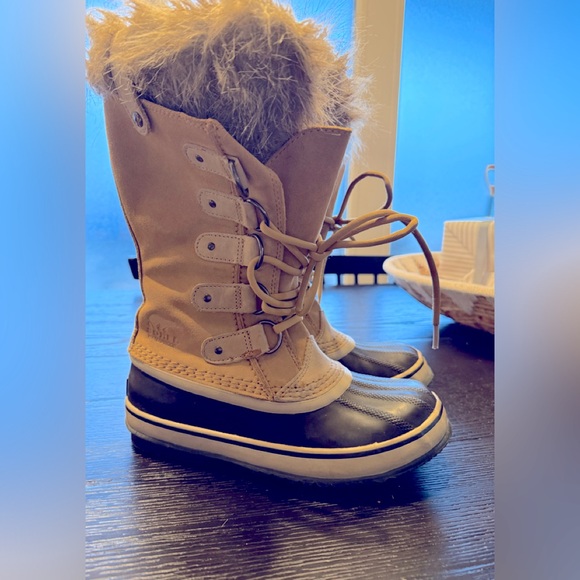 Sorel Shoes - Sorel Tan and Black Winter Boots with Fur Lining